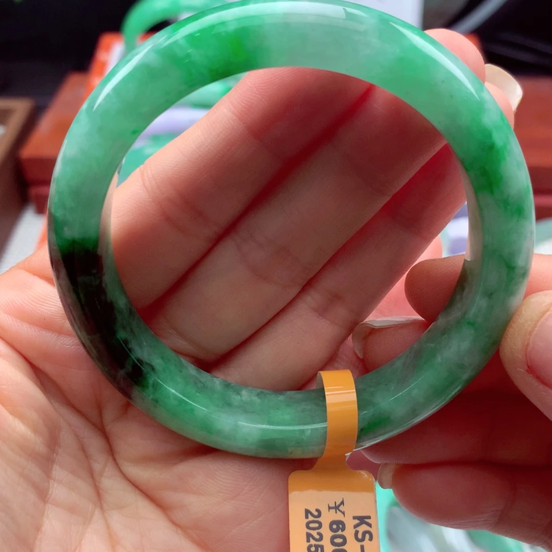 翡翠手镯未镶嵌翡翠