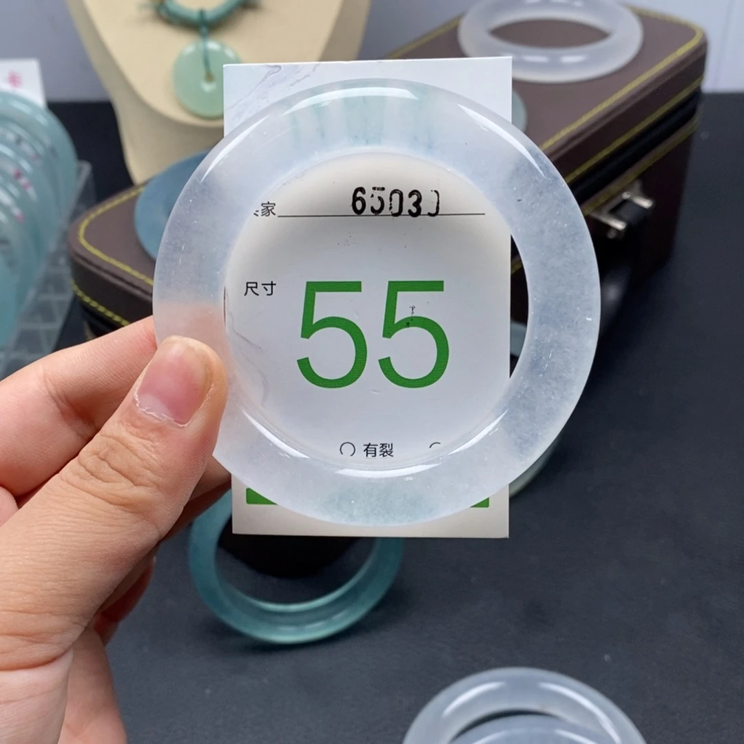 颂***一未镶嵌手镯石英岩玉