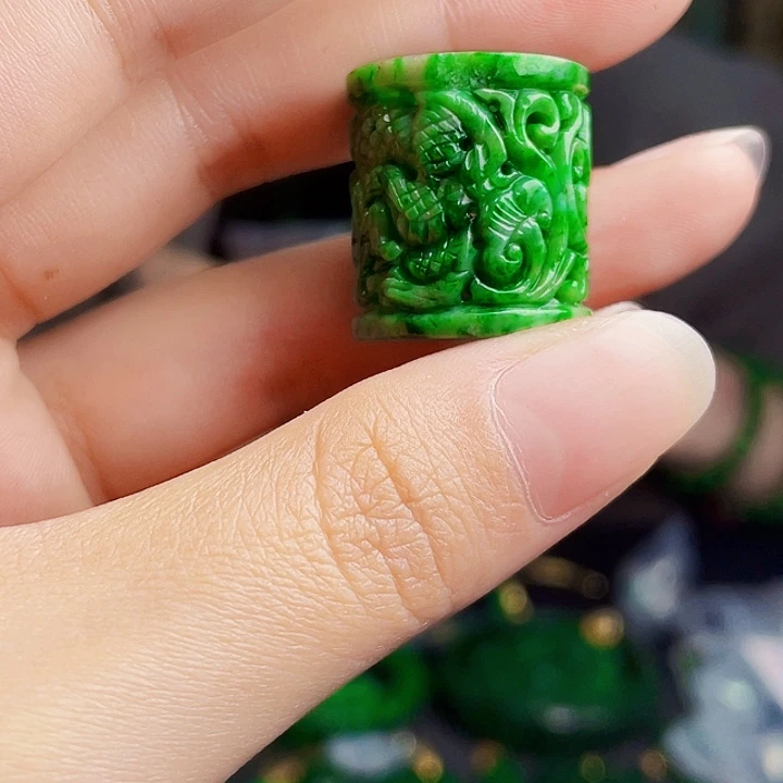 翡翠未镶嵌颈饰多样性