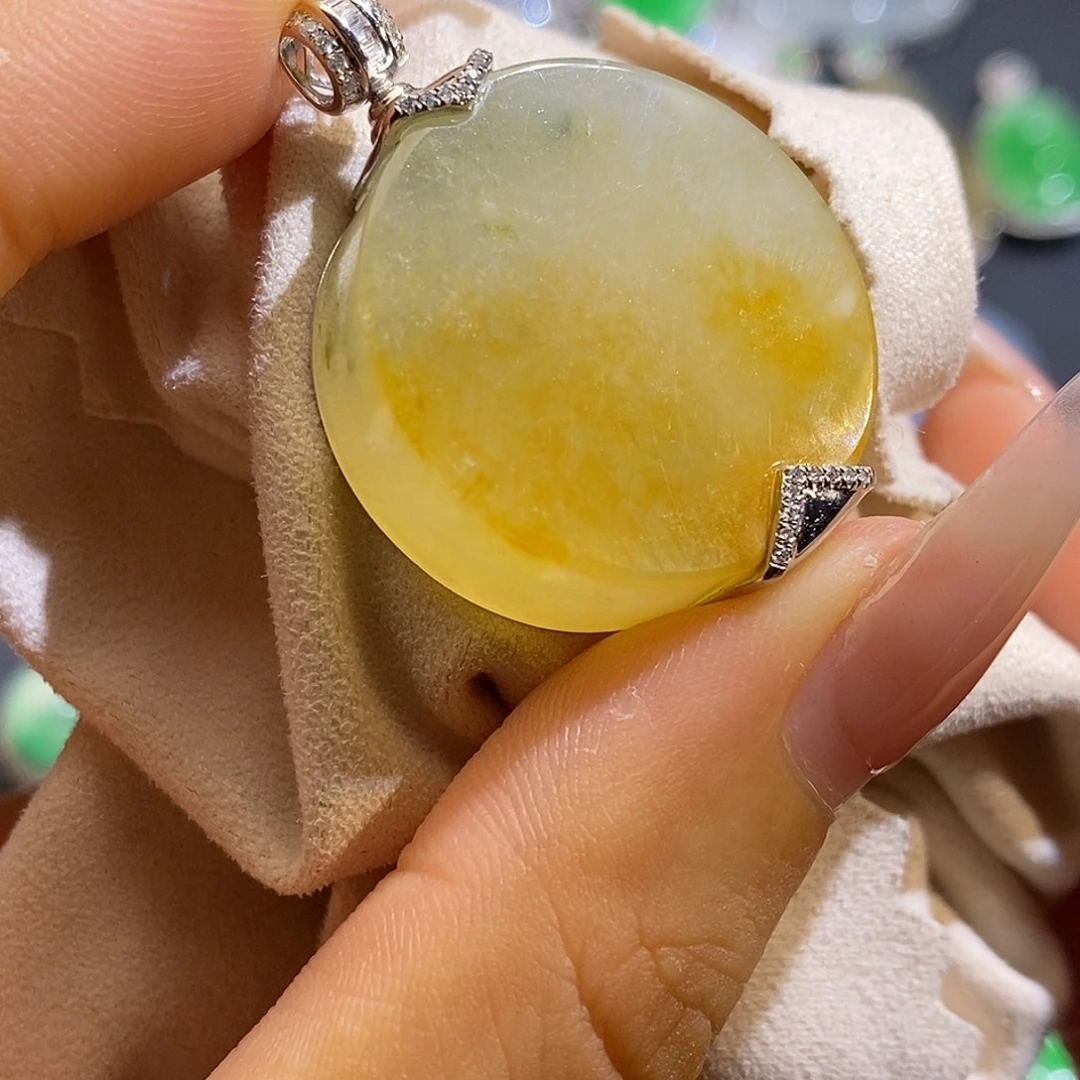 翡翠18K金镶嵌颈饰无事牌