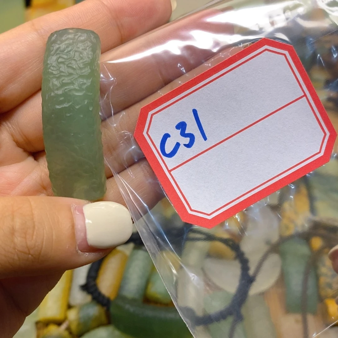 蛇纹石玉未镶嵌颈饰卡**诺