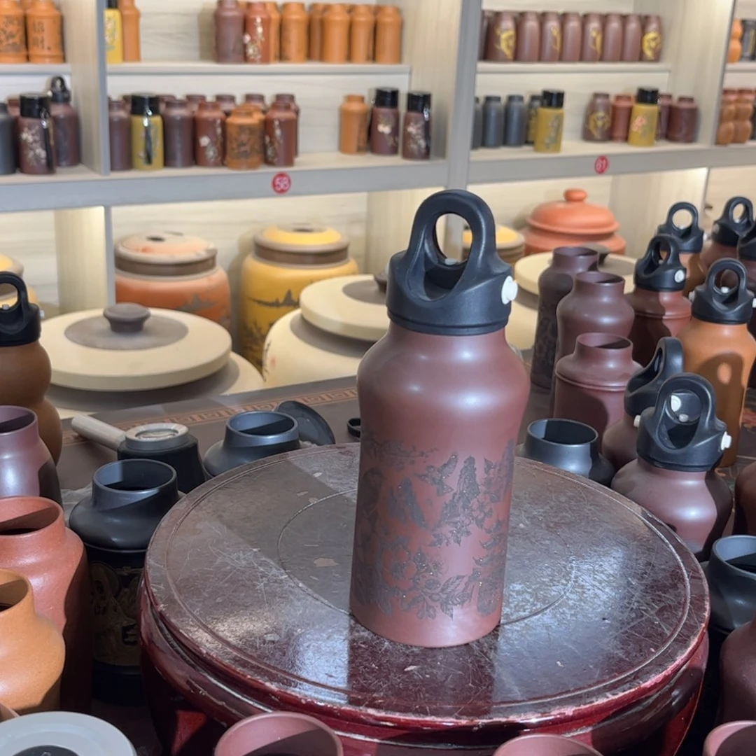 紫砂茶杯醒茶色的