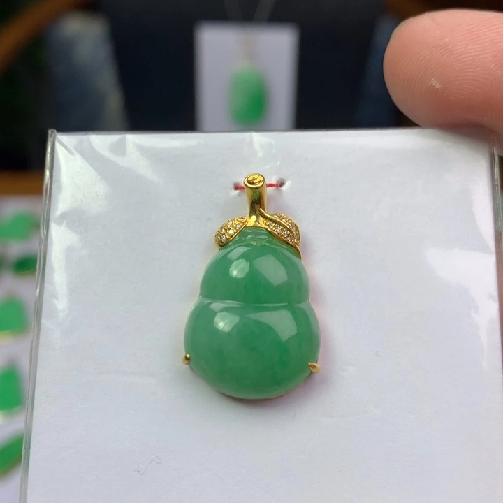 翡翠18K金镶嵌颈饰