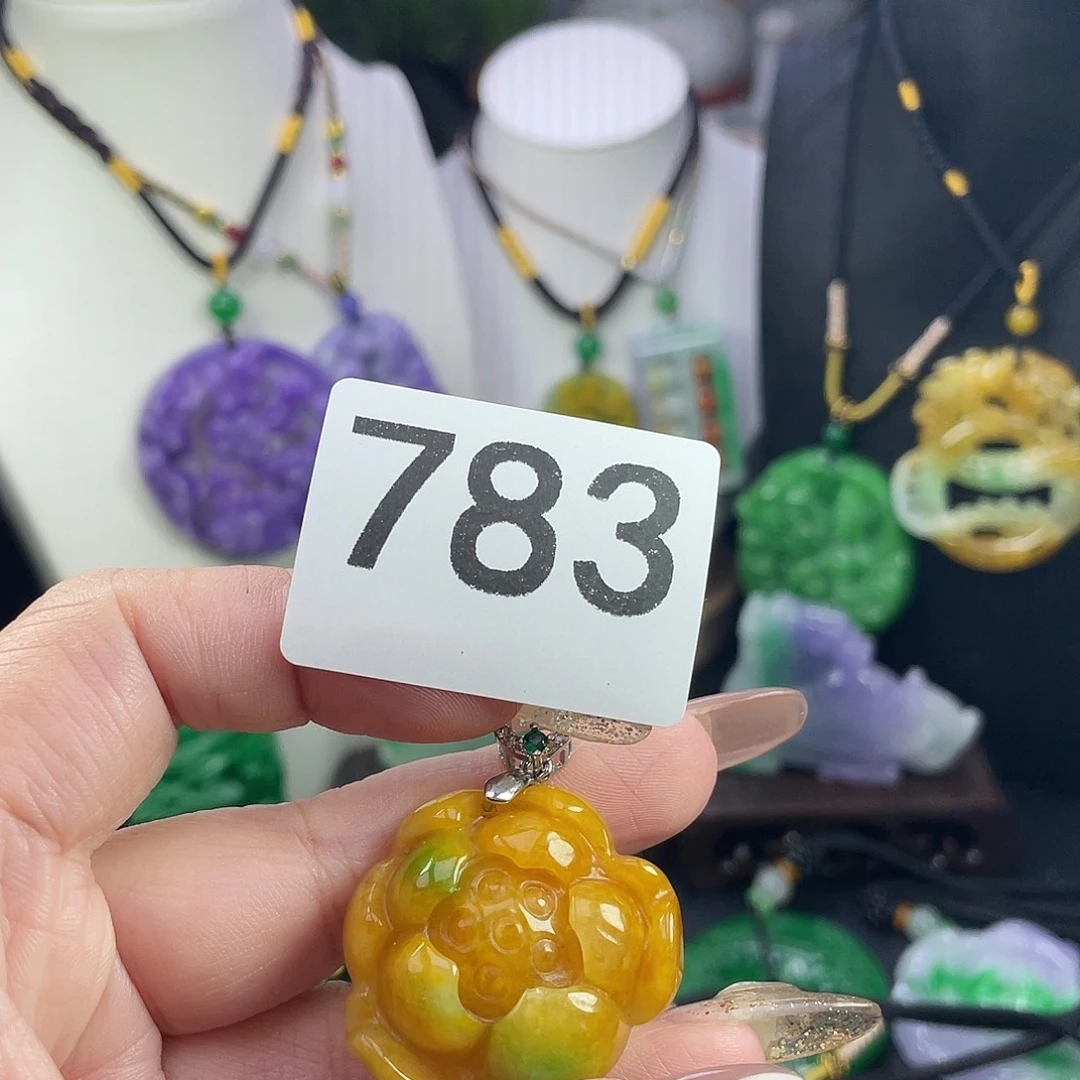 翡翠未镶嵌吊坠(赠链)