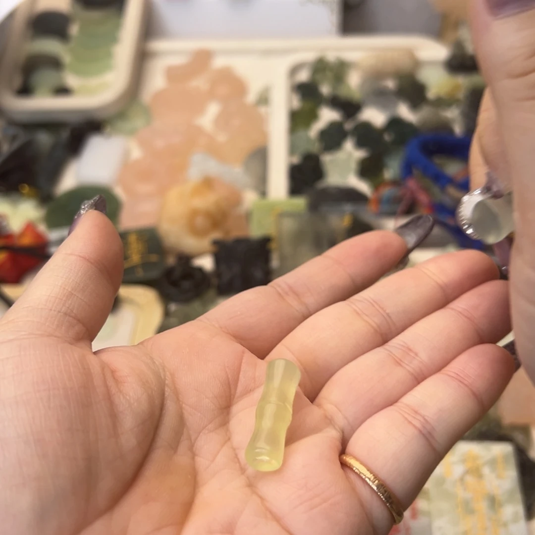 蛇纹石玉颈饰合金