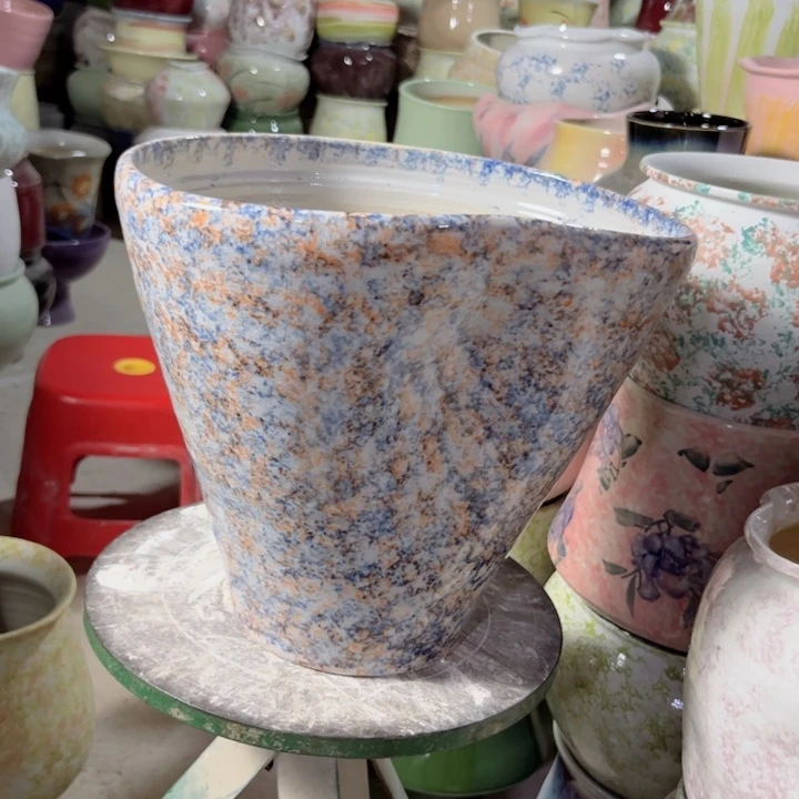 瓷片口25高24宽22 满58给一只盆