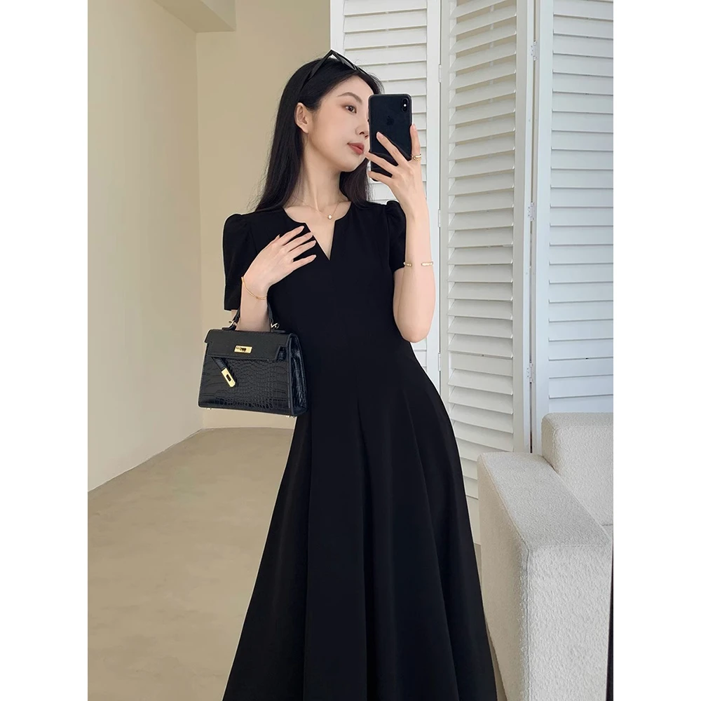 黑色赫本风连衣裙女2025夏新款绝美收腰显瘦高级感气质通勤小黑裙