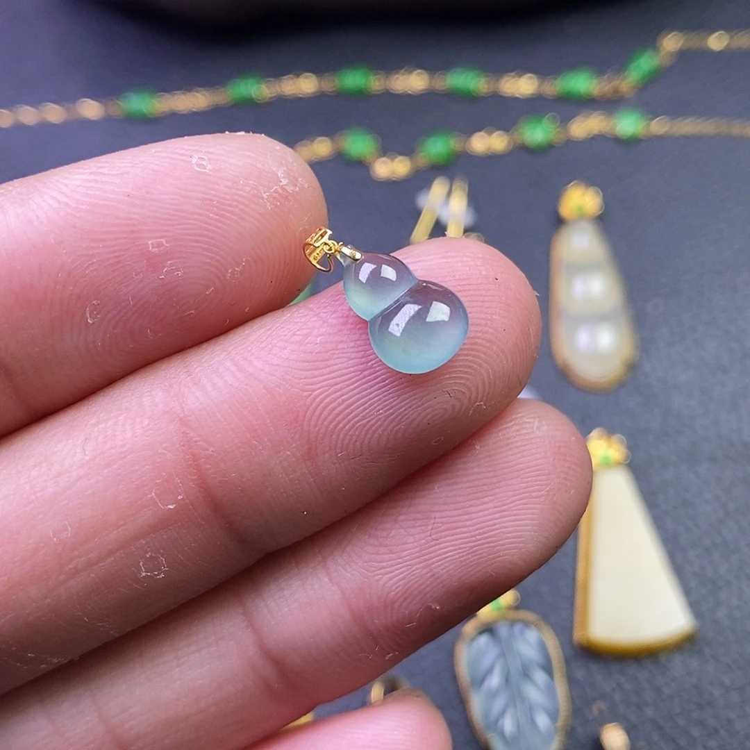 颈饰18K金镶嵌翡翠