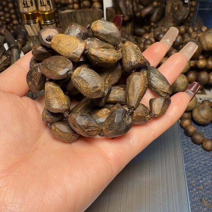 树脂制品-**.白奇沉水树丁