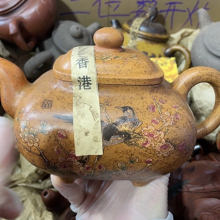 紫砂茶壶矿泥料手工制作的一把紫砂壶。