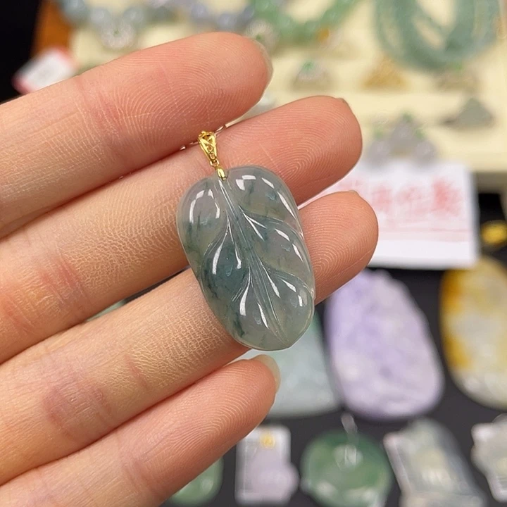 翡翠18K金镶嵌颈饰飘花叶子