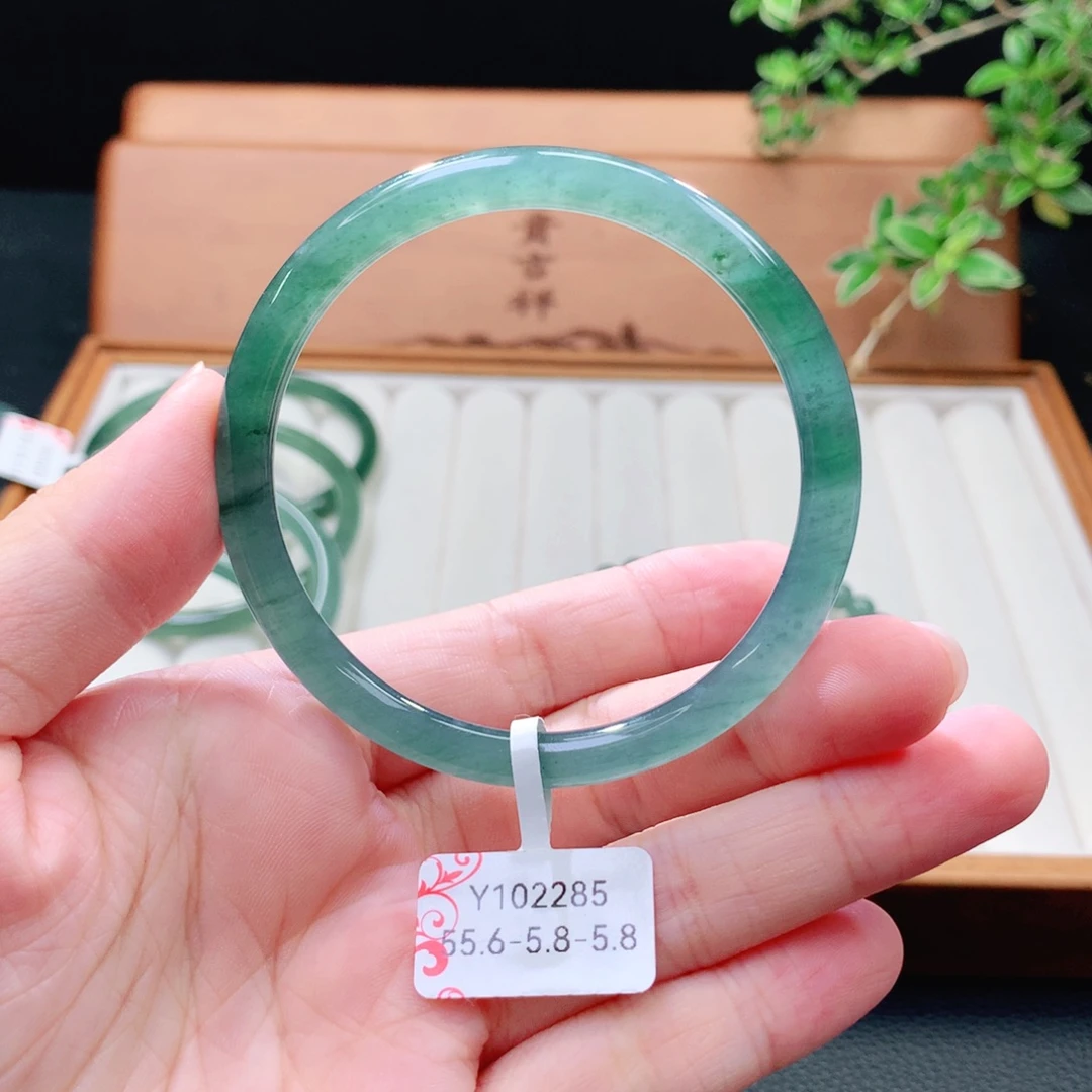 未镶嵌手镯（圆镯）翡翠