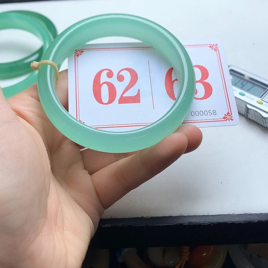 未镶嵌石英质玉（黄龙玉）手镯不**获