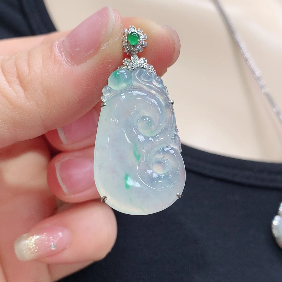 翡翠颈饰18K金镶嵌如意