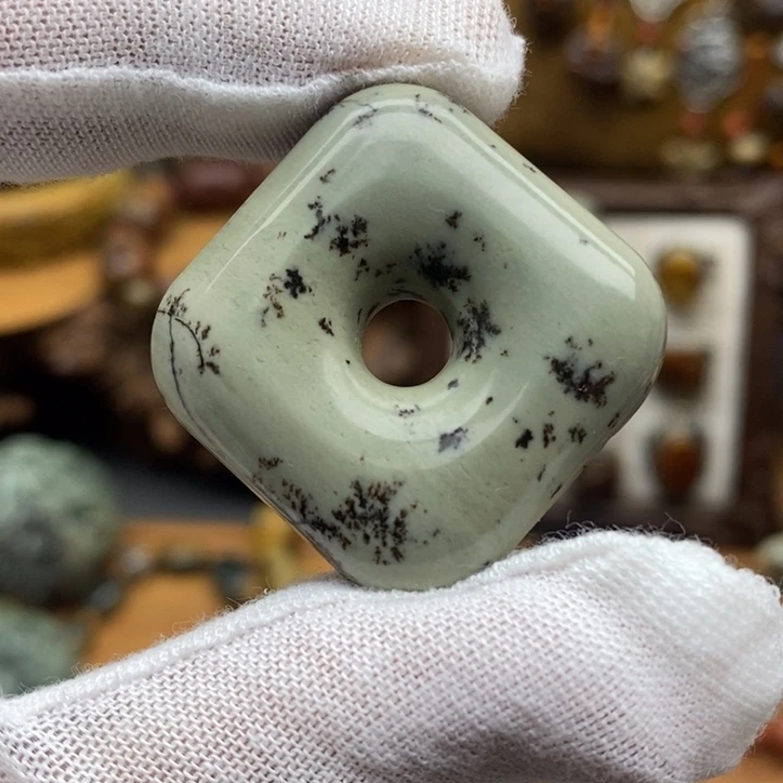 未镶嵌岫岩河磨玉（透闪石质玉）挂件