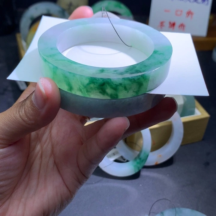 定制翡翠未镶嵌翡翠手镯