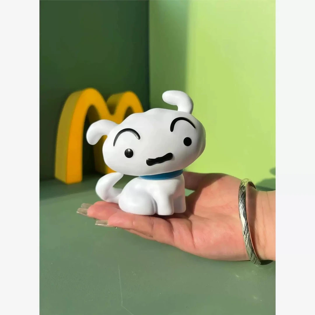 坐姿小白狗蜡笔小新手办公仔可爱家居客厅卡通装饰桌面摆件礼物