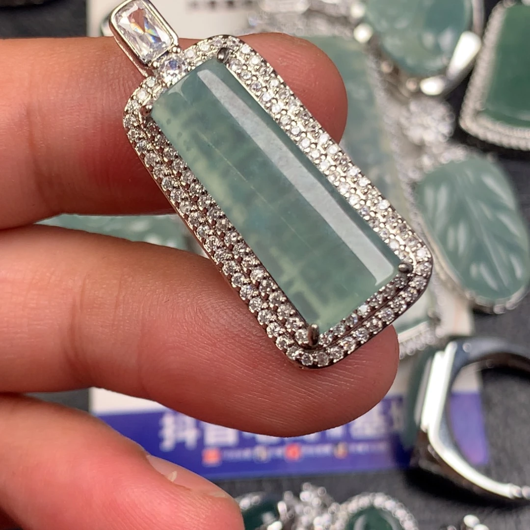 翡翠未镶嵌颈饰无事牌