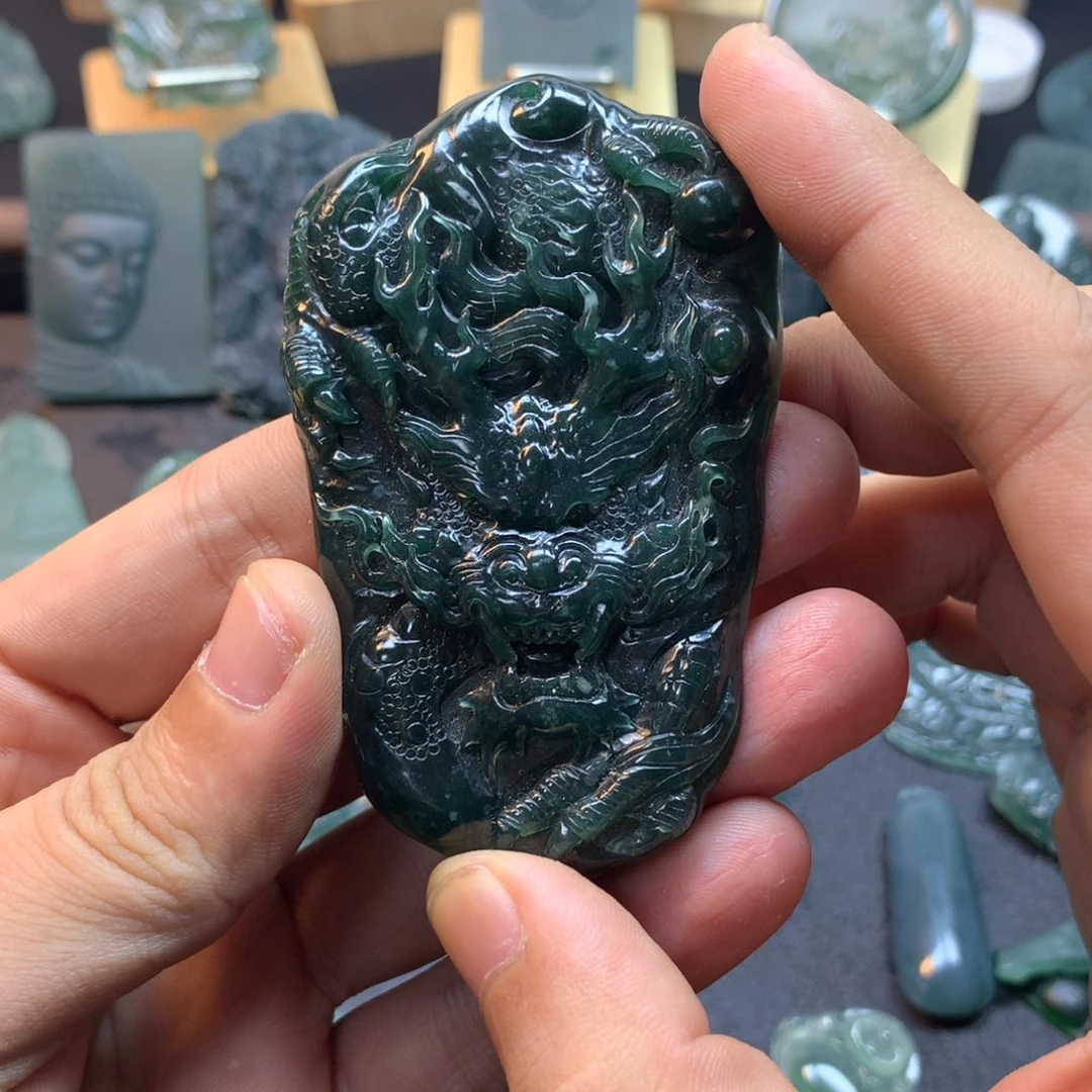 翡翠未镶嵌颈饰龙牌