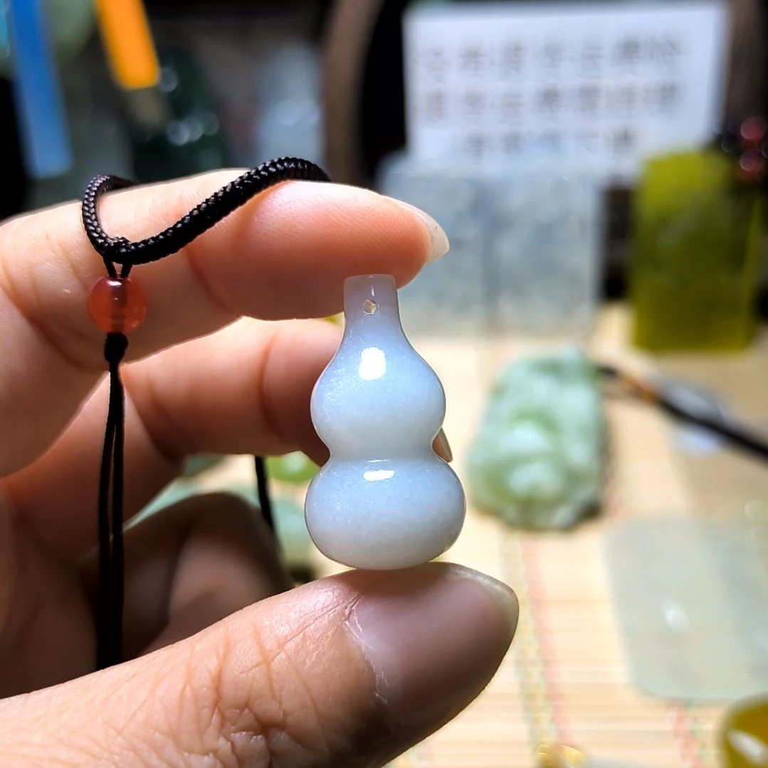 自***，蛇纹石玉未镶嵌颈饰