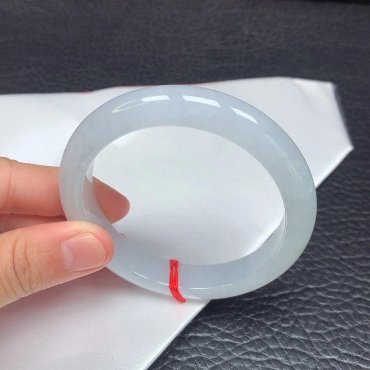 翡翠手镯未镶嵌。