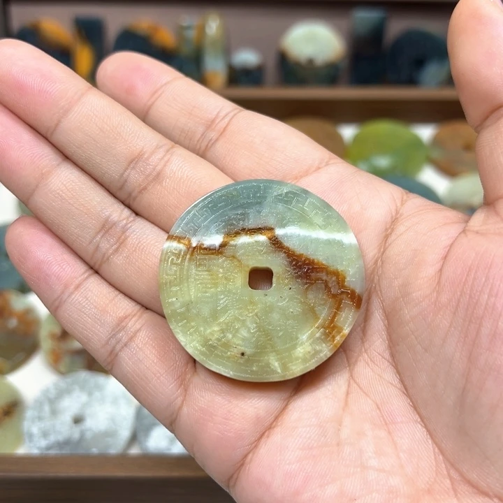 朱***语蛇纹石玉未镶嵌颈饰