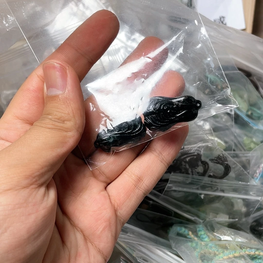 蛇纹石玉颈饰合金