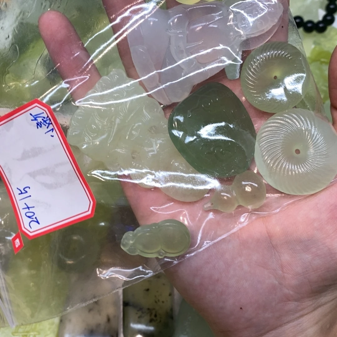 婕***婕岫玉未镶嵌吊坠(赠链)