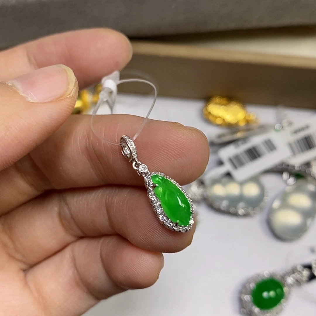 【闪购商品】颈饰18K金镶嵌翡翠?****?吊坠