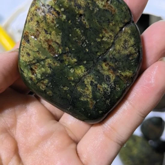 真***载有机玻璃藏玉药王石原石一个