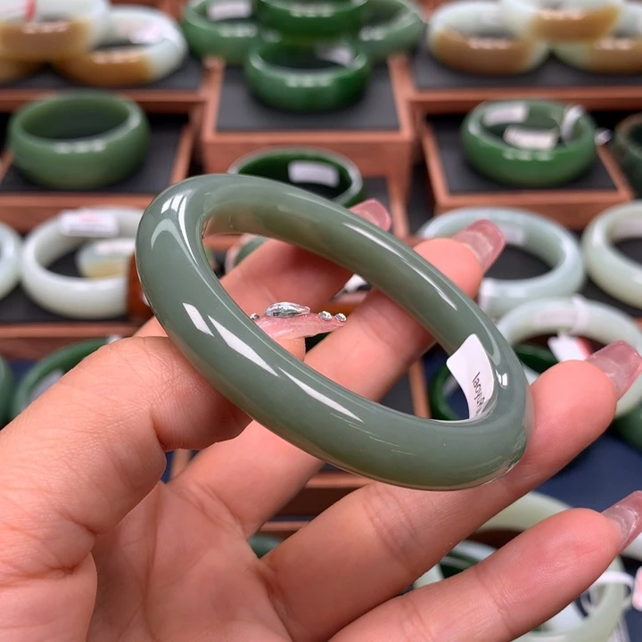 和田玉手镯未镶嵌请***姐