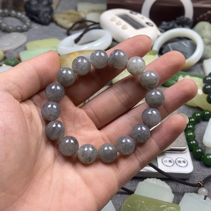 唐***唐和田玉未镶嵌颈饰手串