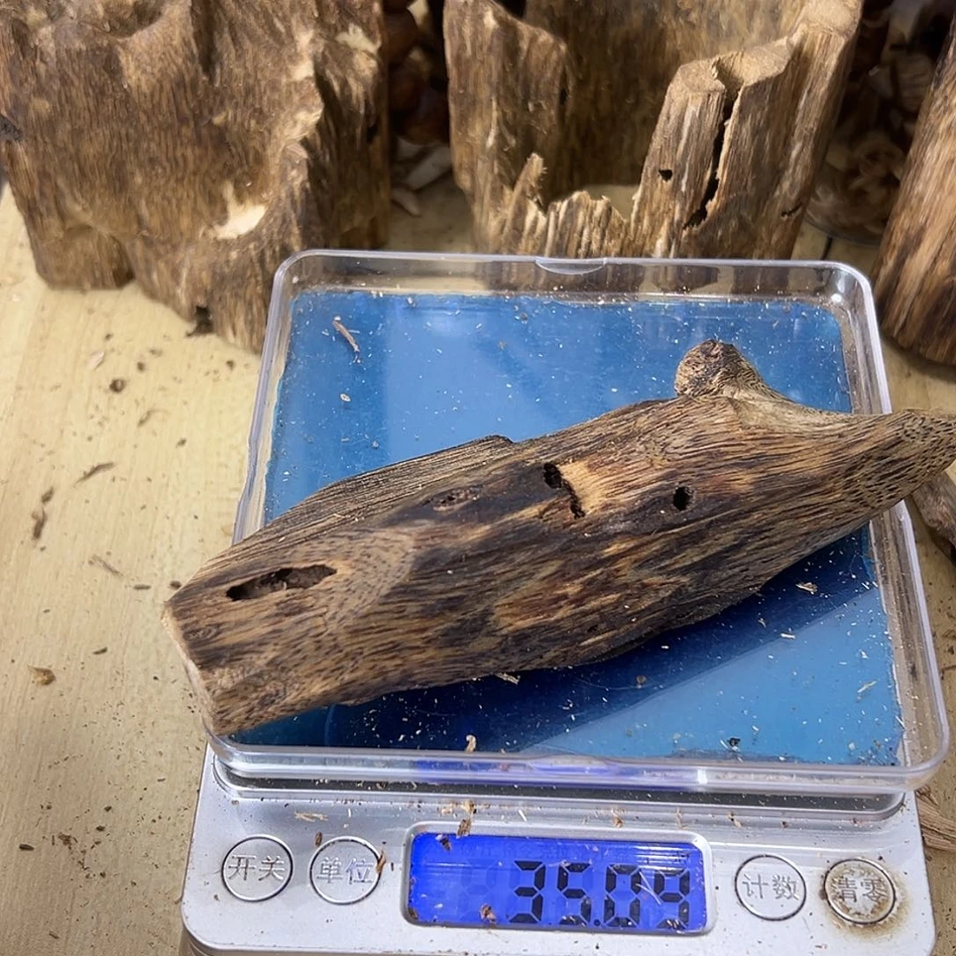 香料绿奇楠虫漏35克蓝宝石