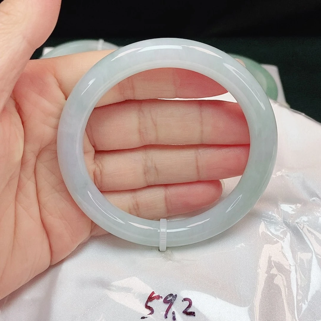翡翠手镯未镶嵌正圆