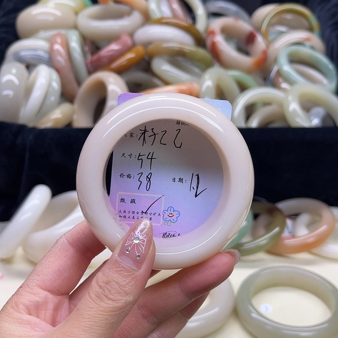 籽***乙石英岩玉未镶嵌手镯