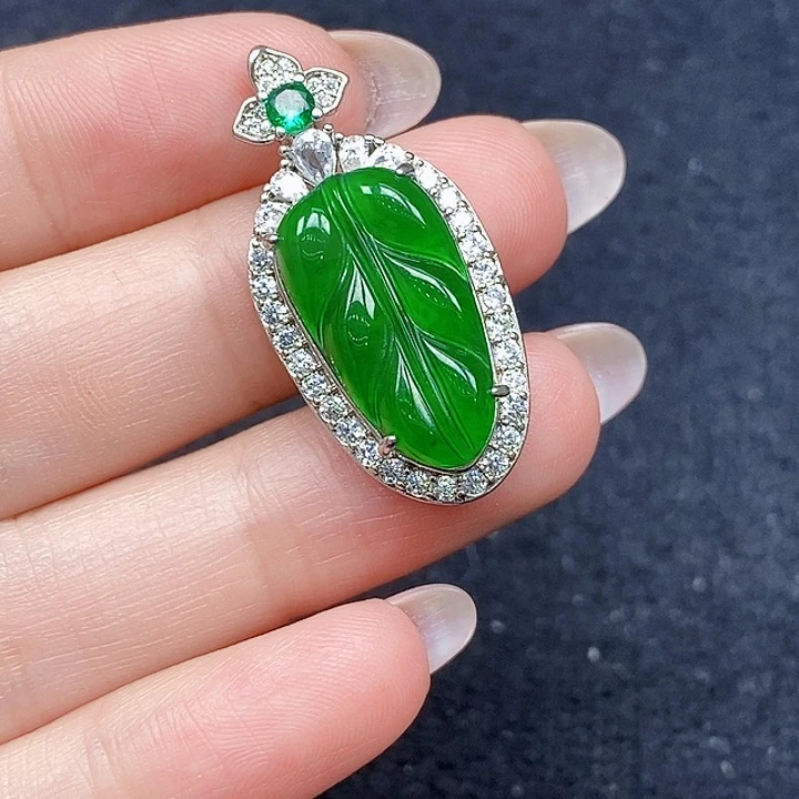 颈饰未镶嵌翡翠带**瑰翡翠