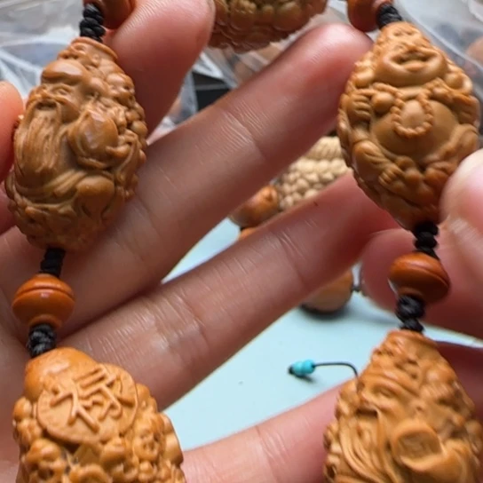 橄榄核吊坠雕刻工艺