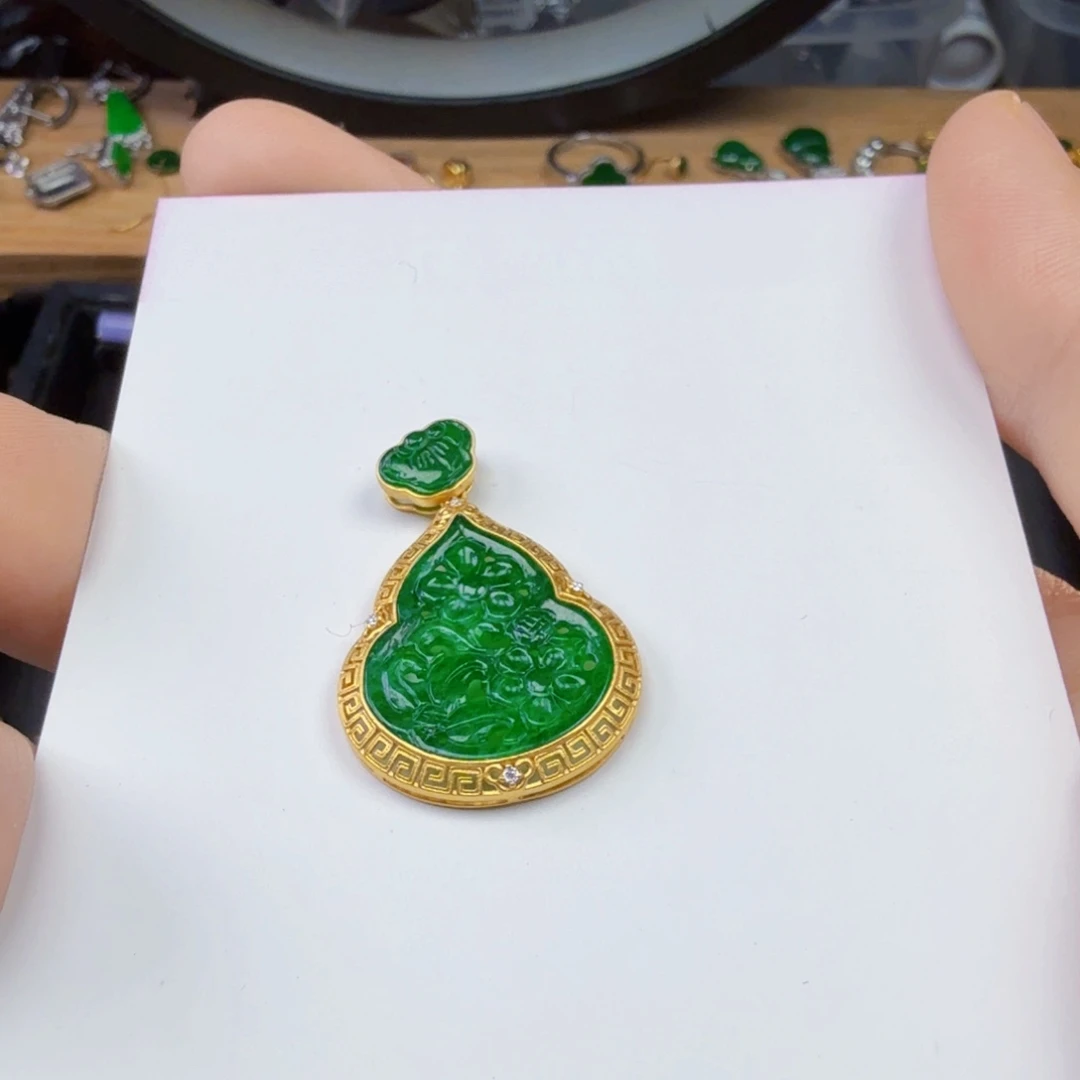 翡翠18K金镶嵌颈饰一件