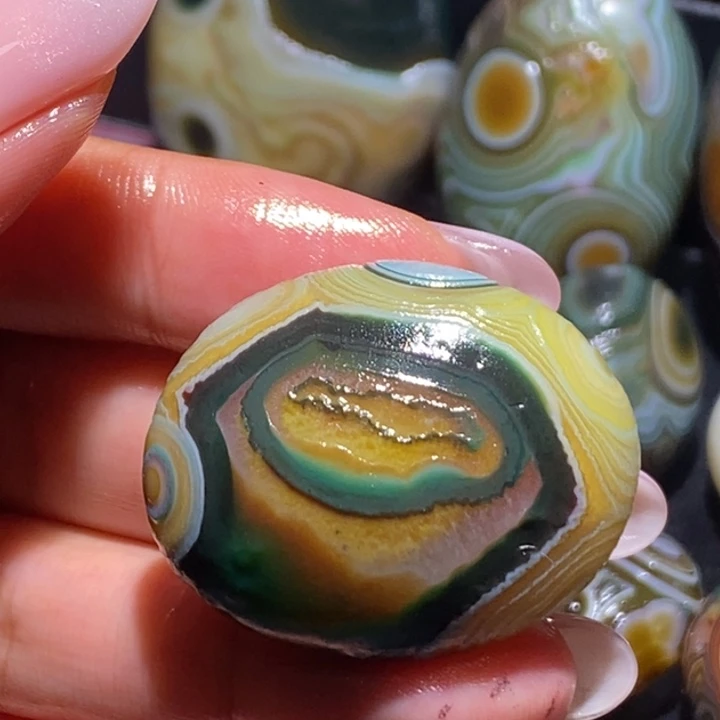 逆***行玛瑙/玉髓未镶嵌珠宝奇石