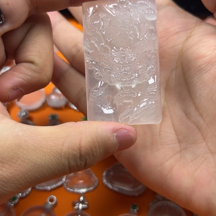 石英质玉未镶嵌颈饰龙牌