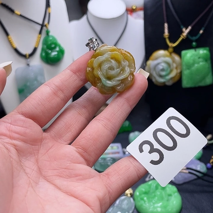 翡翠未镶嵌吊坠(赠链)