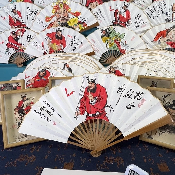 新***国画手绘折扇一把