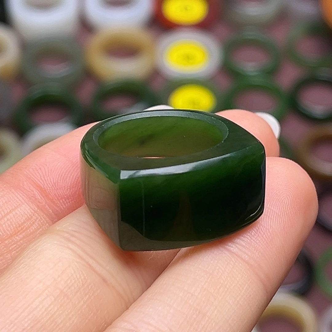 和田玉未镶嵌戒指17.8红皮老坑辣菠菜绿