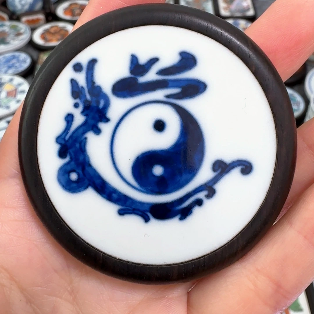 ****嘿瓷片青花紫檀木八卦