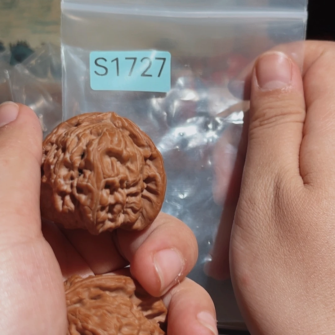 文玩核桃吊坠三角白