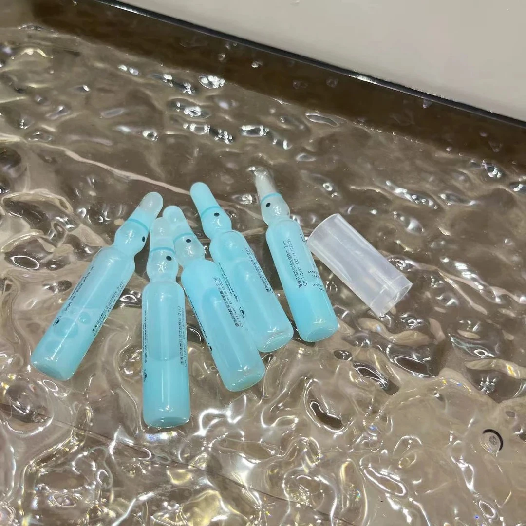 蓝色安瓶涂抹精华