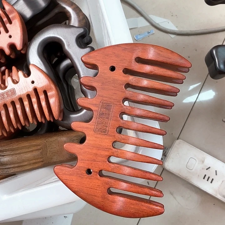 红檀木蝙蝠梳子瑕疵