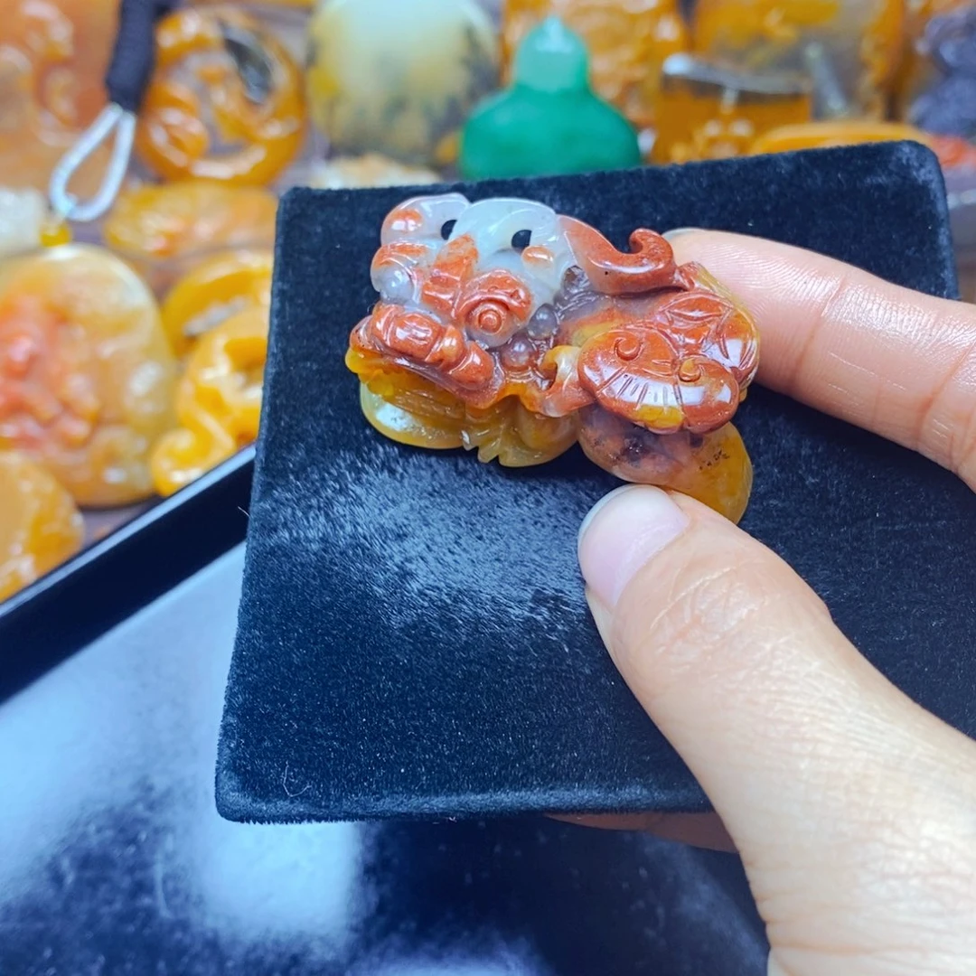 未镶嵌石英质玉（黄龙玉）颈饰