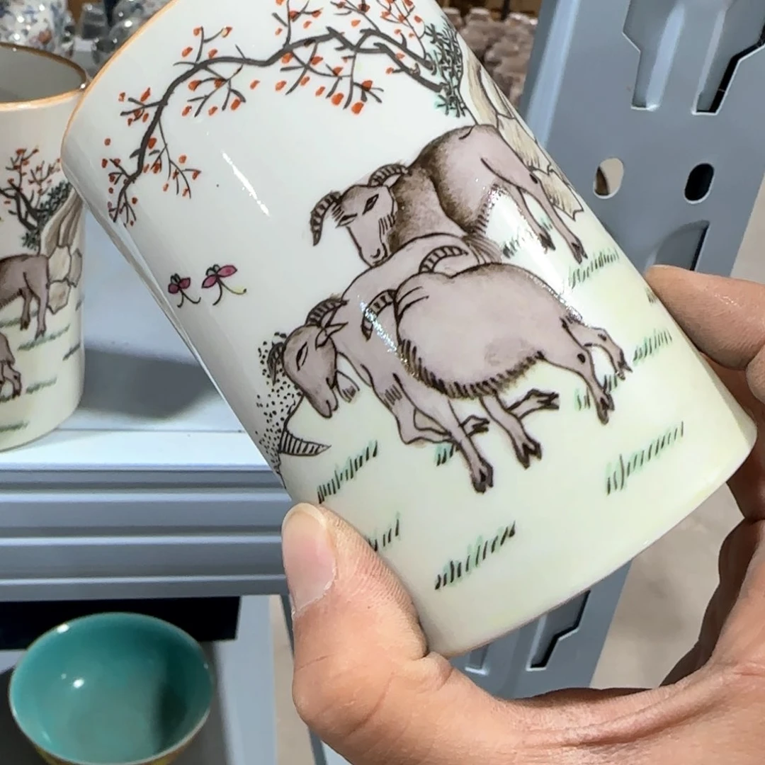 瓷片瓷器上用白泥雕刻出各种