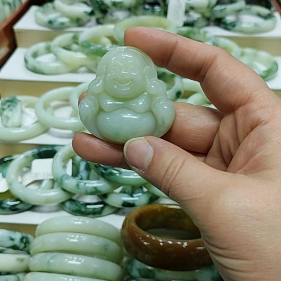 透闪石-蛇纹石玉未镶嵌颈饰